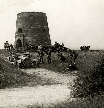 An Indian Cavalry Brigade signal troop at work in France, July 1915 (British Library : Girdwood Collection )